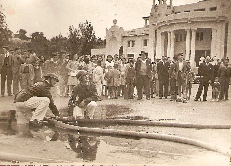 Ejercicios doctrinales de agua realizados por la Cuarta Compañía en el frontis del Casino Municipal de Viña del Mar